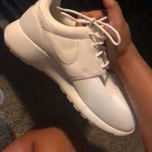 White nike roshes